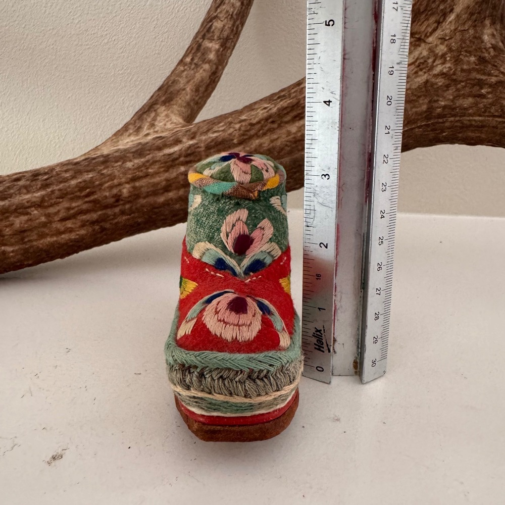 Tibetan Refugee Self Help Centre Embroidered Boot Pincushion Darjeeling India - Picture 6 of 6